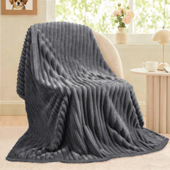 Manta Luciphia para perros grandes, textura suave, ideal para abrazos y descanso relajante.