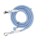 Lucy & Co. correa denim azul de manos libres para paseos cómodos.