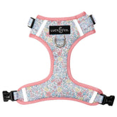 Lucy & Co. Ditsy Daydream arnés frontal ajustable para paseos sin tirones.