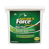Manna Pro Nature’s Force Bug Clear defiende contra insectos al alimentar al caballo.