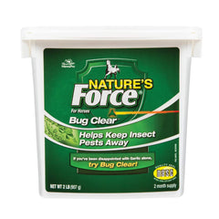 Manna Pro Nature’s Force Bug Clear defiende contra insectos al alimentar al caballo.
