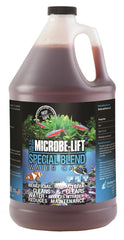 MICROBE-LIFT Special Blend vertido de la botella para iniciar biofiltración en el acuario