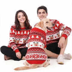 MuYaoPet: familia y perro con suéter navideño para fotos memorables.