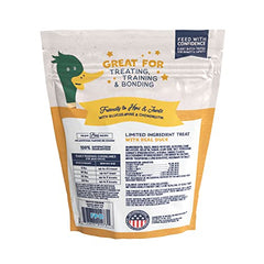 Natural Balance Jumpin' Stix: perro recibe premio en la mano para entrenamiento.