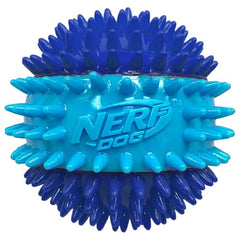 Nerf Dog bola 3-partes con espigas en azul claro, fomenta mordida y limpieza dental.