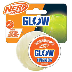 Nerf Dog bola de tenis blanca, ideal para juegos de fetch seguros.
