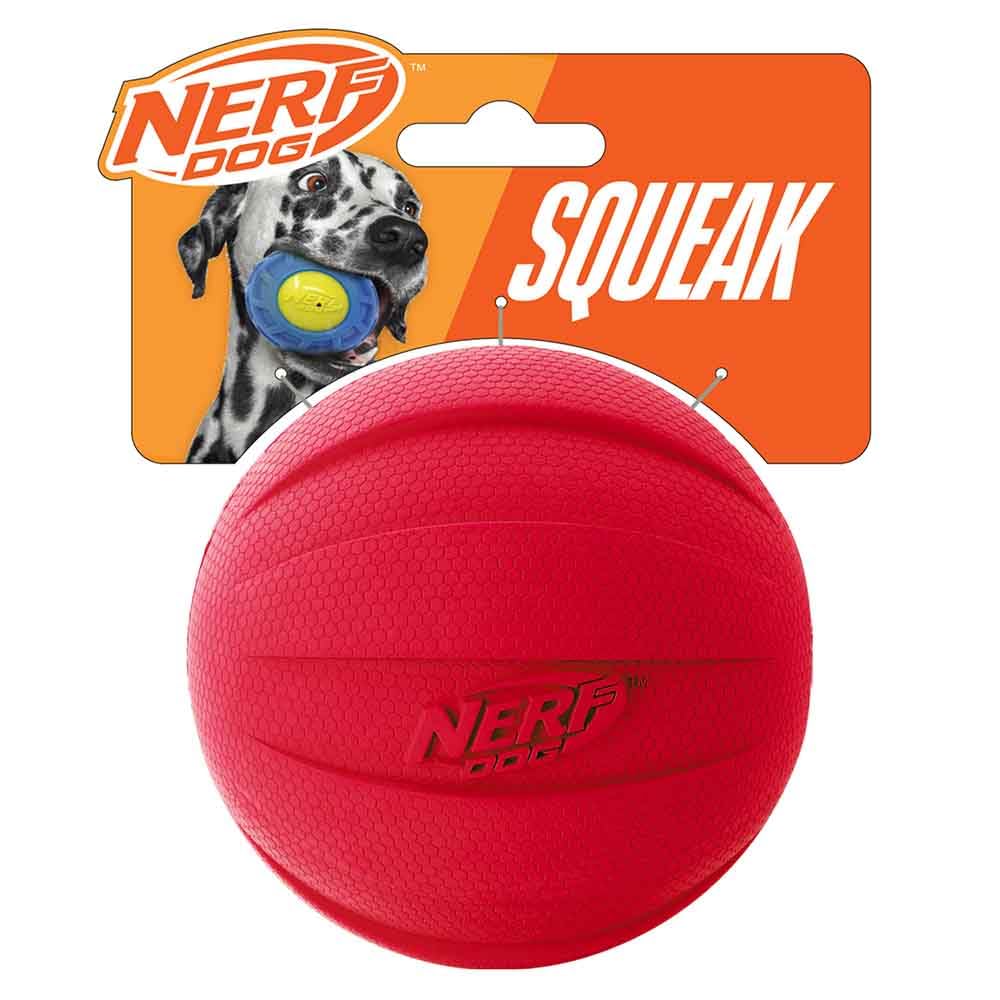 Pelota Nerf Dog roja y ergonómica para recoger con facilidad durante el juego.