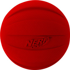 Pelota Nerf Dog con textura hexagonal que mejora el agarre.