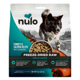 Nulo Freeze-Dried con pavo y salmón en bolsa de 8 oz para servir fácilmente.