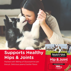Nutri-Vet galletas para perro comiendo: sabor mantequilla de maní y suplemento diario.