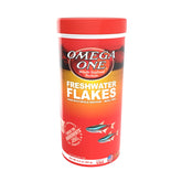 Omega One Freshwater Flakes en envase ideal para alimentar de forma regular.