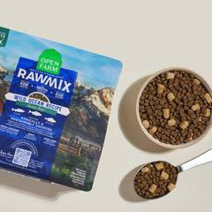Open Farm RawMix mezcla carne, órganos y hueso para una comida balanceada.