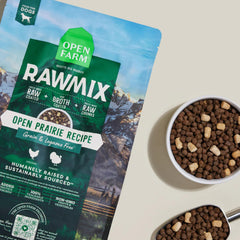 Trozos crudos deshidratados en la fórmula RawMix de Open Farm