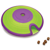 Outward Hound Dog Treat Maze frente del producto, diseño verde para juego interactivo.