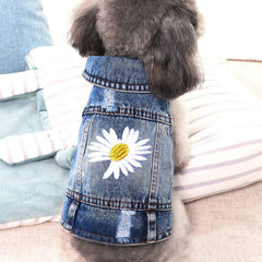 Cierre de botones en chaqueta denim Pawstrip facilita vestir al perro.