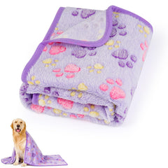 Manta PEASUG para perro mediano sobre sofá, confort y protección de muebles.