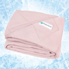 Manta refrescante PetAmi para perros en rosa, tacto suave y enfriamiento cómodo para descansar.