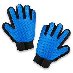 Pets First guantes de cepillado en la mano mostrando limpia eficacia del pelo