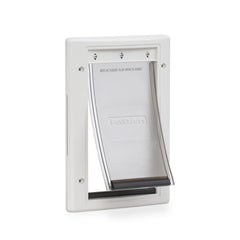 Puerta PetSafe para mascotas en vista frontal, facilita el acceso cómodo para perros y gatos pequeños.