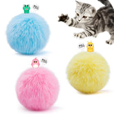 Potaroma bolas de juguete para gato chirriando en primer plano, ideal para juego interactivo diario.