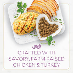 Purina Fancy Feast croquetas crujientes que agradan a los gatos durante la comida.