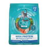 Purina ONE Plus con salmón como ingrediente principal para gatos adultos, pelaje saludable.