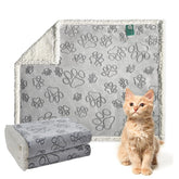 Manta Qeils impermeable y lavable con huellas grises para mascotas.