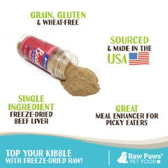 Polvo de hígado de res Raw Paws Boost espolvoreado sobre croquetas.