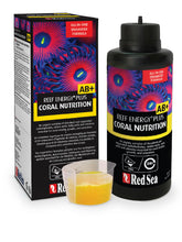 Red Sea Reef Energy Plus, botella vertiendo, alimento para corales para alimentación facil.