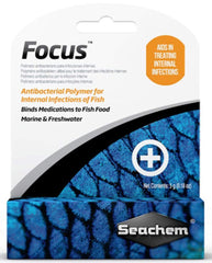 Seachem Focus, vertido de la botella para medicación en comida de peces.