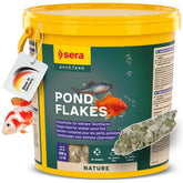 Sera Pond Flakes envase frontal muestra la dieta equilibrada para peces de estanque.