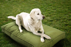 Cama para perro Sunbrella de Sherry Kline, doble cara para uso interior y exterior.