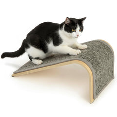 Rampa SmartyKat de rascar con alfombra gris para estiramiento.