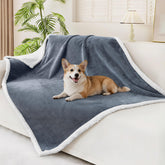 Manta impermeable Smiry para perros grandes, vista frontal; protege el sofá de manchas y salpicaduras.