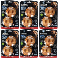 Starmark Everlasting Dental Chew para perro masticando tocino, perfecto para juego interactivo.