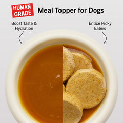 Stella & Chewy's Caldo de Pollo para perros sobre croquetas