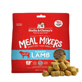 Envase de Stella & Chewy's Lamb Meal Mixers listo para alimentar.