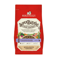 Stella & Chewy's SuperBlends: cachorro comiendo croquetas crudas recubiertas, sabor y nutrición.