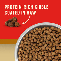 Cachorro comiendo Stella & Chewy's Wild Red, experiencia de sabor natural para cachorros.