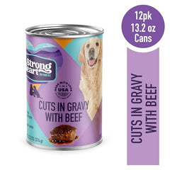 Strongheart perro disfruta ternera en salsa, trozos jugosos para una comida sabrosa.