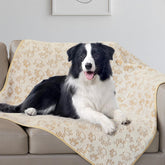 La manta Stuffed para perros con patitas beige, suave para descansar.