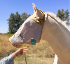 The Sunny Zebra máscara antimoscas para caballo, enfoque frontal, protege contra moscas y sol.