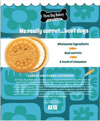 Three Dog Bakery Carrot Cake Lick’n Crunch, crema de vainilla y zanahorias visibles para gusto real.