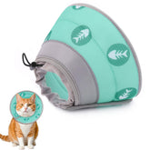 Collar cono suave de Toptakeit rodeando el cuello del gato para recuperación cómoda