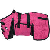 Manta Tough1 para establo miniatura, vista frontal, ofrece calor suave y protección.