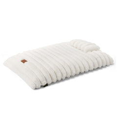 Town & Country Luxe CuddleTown: superficie de piel sintética ultra suave para descanso reconfortante.