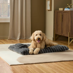 Town & Country Luxe CuddleTown: textura acanalada suave que acuna y tranquiliza a la mascota.