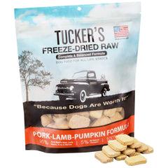 Tucker's desecado crudo para perros; pedazos liofilizados con sabor nutritivo.