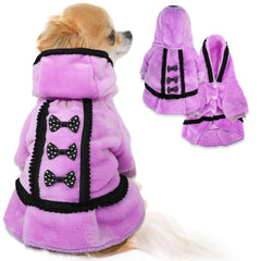 Vestido de invierno para perro pequeño con lazo rosa, ideal para paseos fríos.