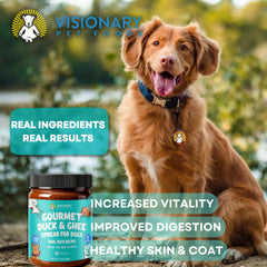 Perro lamiendo tapete de lamido con pasta de pato Visionary Pet Foods.